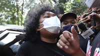 Marshel Widianto datang ke Polda Metro Jaya terkait konten pornografi Dea OnlyFans. Foto: Noel/detikHOT