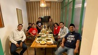 Makan bersama teman-temannya, Marshel sedang asyik hangout di restoran. Foto ini diambil sebelum masa pandemi. Foto: instagram @marshel_widianto