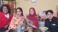 Bersama Nagita Slavina dan Shanty Cagur, Marshel siap menikmati makanan. Ada iga bakar dan semangkuk bakso yang sedang dinikmatinya. Foto: instagram @marshel_widianto
