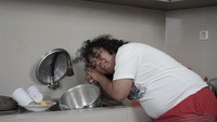 Kocak! Begini gaya Marshel kalau disuruh cuci piring usai masak. Ekspresinya sedih dan memperlihatkan kalau ia tak ingin mencuci piring dan panci. Foto: instagram @marshel_widianto