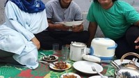 Pria kelahiran 30 Mei 1996 ini pernah memperlihatkan kedekatan dengan beberapa artis. Seperti saat makan bersama Denny Cagur dan istri. Ada rice cooker berisi nasi yang siap dinikmati. Foto: instagram @marshel_widianto
