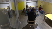Tak hanya menjadi tempat perlindungan diri dari serangan udara, ruang bawah tanah itu dipersiapkan menjadi sekolah darurat untuk anak-anak.