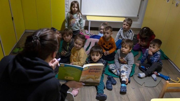 Masih Perang, Shelter Bom di Ukraina Jadi Tempat Belajar Anak-anak Ruang bawah tanah di PAUD Ukraina menjadi tempat berlindung dari serangan udara. Ruangan itu pun disiapkan jadi sekolah darurat saat serangan berlangsung.