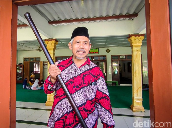 Ketua Takmir Masjid Sunan Kalijaga, Muhammad Jayari bersama replika tongkat Sunan Kalijaga di Masjid Kedondong, Dusun Semaken I, Kalurahan Banjararum, Kapanewon Kalibawang, Kulon Progo, Kamis (7/4/2022).