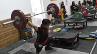Lifter Rahmat Erwin Abdullah (kiri) berlatih dalam Pemusatan Latihan Nasional (Pelatnas) Angkat Berat Sea Games di Wisma Kwini, Jakarta.