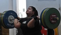 Lifter Nurul Akmal berlatih dalam Pemusatan Latihan Nasional (Pelatnas) Angkat Berat Sea Games di Wisma Kwini, Jakarta.