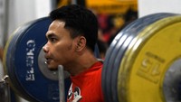 Lifter Eko Yuli Irawan berlatih dalam Pemusatan Latihan Nasional (Pelatnas) Angkat Berat Sea Games di Wisma Kwini, Jakarta, Rabu (6/4/2022). Tim Nasional Angkat Berat Indonesia akan mengerahkan 13 lifternya dalam Sea Games Hanoi Vietnam pada Mei mendatang.