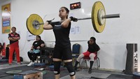 Lifter Najla Khairunisa (kedua kanan) berlatih pada Pemusatan Latihan Nasional (Pelatnas) Angkat Berat Sea Games di Wisma Kwini, Jakarta.