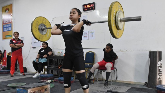 Tim Nasional Angkat Berat Indonesia akan mengerahkan 13 lifternya dalam Sea Games Hanoi Vietnam pada Mei mendatang. ANTARA FOTO/Aditya Pradana Putra/rwa.
