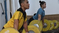 Lifter Restu Anggi (kanan) dan Satrio Adi Nugroho (kiri) berlatih dalam Pemusatan Latihan Nasional (Pelatnas) Angkat Berat Sea Games di Wisma Kwini, Jakarta.
