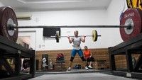 Lifter Windy Cantika Aisah (kiri) berlatih dalam Pemusatan Latihan Nasional (Pelatnas) Angkat Berat Sea Games di Wisma Kwini, Jakarta.