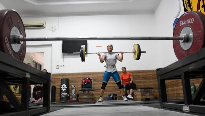 Melihat Persiapan Tim Angkat Besi Indonesia Jelang Sea Games Tim Nasional Angkat Berat Indonesia akan mengerahkan 13 lifternya dalam Sea Games Hanoi Vietnam pada Mei mendatang. ANTARA FOTO/Aditya Pradana Putra/rwa.