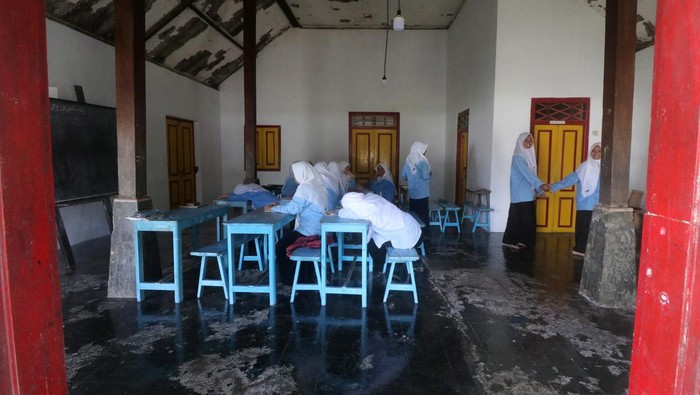 Sejumlah santriwati beraktivitas di rumah pendiri Nahdlatul Ulama (NU) KH Hasyim Asy'ari di kawasan Pondok Pesantren Kapurejo, Kediri, Jawa Timur, Kamis (7/4/2022). Rumah bersejarah yang pernah digunakan sebagai tempat pertemuan sejumlah tokoh pergerakan kemerdekaan tersebut masih terawat dan difungsikan sebagai tempat santri mengaji. ANTARA FOTO/Prasetia Fauzani/wsj.