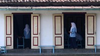 Sejumlah santriwati beraktivitas di rumah pendiri Nahdlatul Ulama (NU) KH Hasyim Asyari di kawasan Pondok Pesantren Kapurejo, Kediri, Jawa Timur, Kamis (7/4/2022).