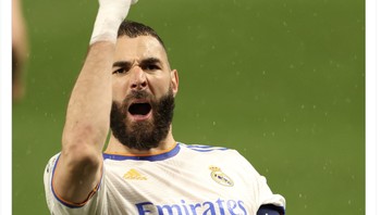 Chelsea akhirnya menemukan pemilik barunya, sindir meme ini. Karim Benzema semalam mencetak tiga gol ke gawang Chelsea. Foto: Twitter