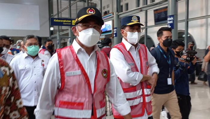 Menko PMK Muhadjir Effendy dan Menhub Budi Karya Sumadi melakukan pengecekan jelang mudik lebaran 2022 di Stasiun Senen, Jakarta Pusat (Jakpus).