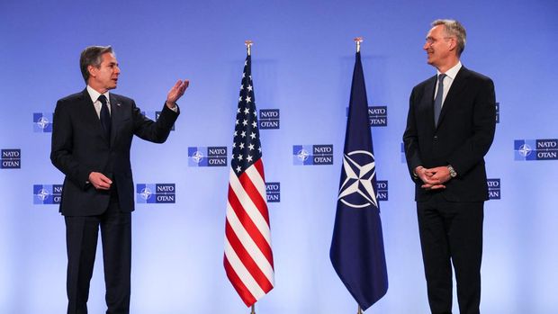 Menteri Luar Negeri AS Antony Blinken bertemu dengan Sekretaris Jenderal NATO Jens Stoltenberg di markas NATO di Brussels, Belgia 6 April 2022. (REUTERS/Evelyn Hockstein/Pool)