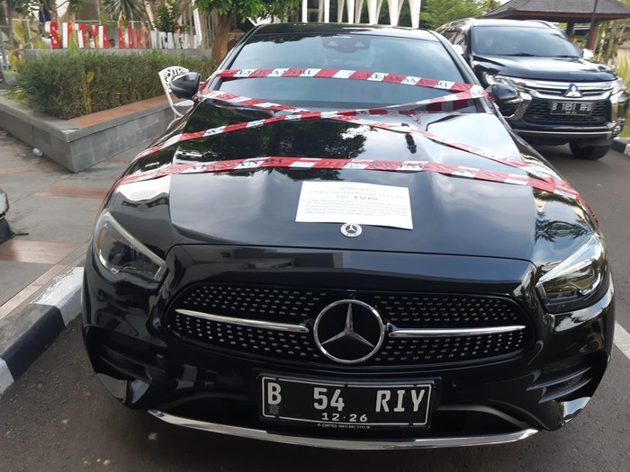 Kejaksaan Tinggi (Kajati) Banten menelusuri aliran uang dari proyek fiktif pengadaan software anak perusahaan Pertamina Persero, PT Indopelita Aircraft Service (IAS). Kejati Banten menyita satu mobil mewah Mercedes Benz terkait kasus proyek fiktif tersebut.