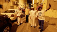 Tradisi membangunkan sahur bukan hanya ada di Indonesia, tetapi juga di negara-negara Timur Tengah seperti Bahrain. Tradisi Mesaharati sudah bertahan selama berabad-abad.   