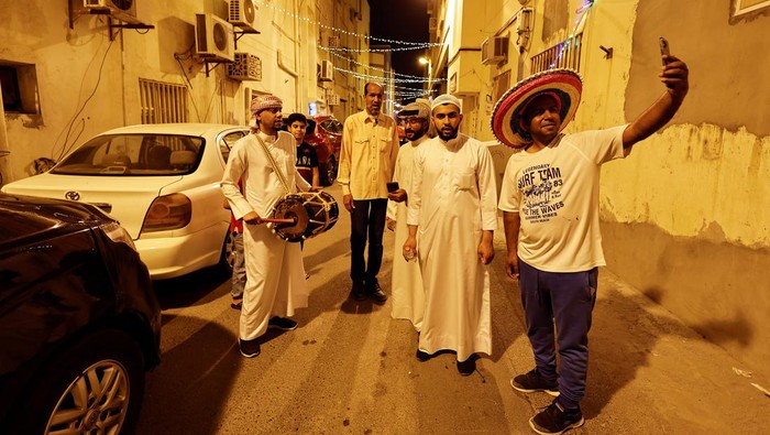 Mesaharati, Tradisi Keliling Kampung Bangunkan Sahur di Bahrain Ali Sammak plays a drum while Yasser Sammak sings religious songs, keeping the tradition of