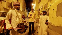 Lagu Ya Ebadallah, Wahhidullah, Eshi Ya Nayem, Wahhid Al-Razzaq cukup populer di Mesaharati di Timur Tengah. Di desa-desa kecil, Mesaharati membuat sebuah cara untuk mengetuk setiap rumah untuk membangunkan orang untuk sahur.  