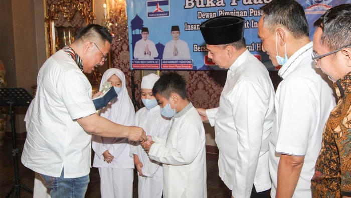 Momen Berbagi di Bulan Penuh Berkah Organisasi sayap partai Demokrat, IMDI (Insan Muda Demokrat Indonesia) memaknai bulan penuh berkah ini dengan menyantuni Anak Yatim.