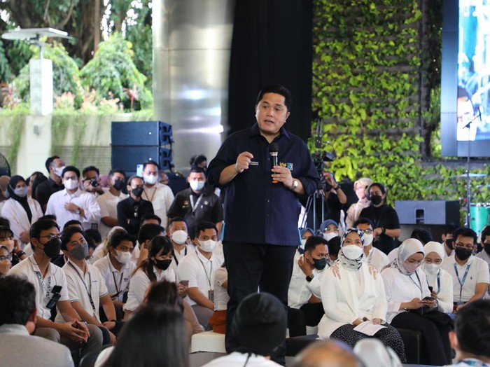 Sebagai bagian dari program Safari Ramadan Kementerian BUMN, Menteri BUMN Erick Thohir berkunjung dan bersilaturahmi dengan para karyawan TelkomGroup, tepatnya di Vertical Garden, The Telkom Hub Jakarta, Selasa (6/4). Kepada seluruh karyawan TelkomGroup, Menteri BUMN mengatakan bahwa kekuatan ke depan bagi kemajuan Indonesia adalah sumber daya manusia. Menteri BUMN juga memotivasi agar Telkom dan Telkomsel harus menjadi tulang punggung ekonomi digital Indonesia.