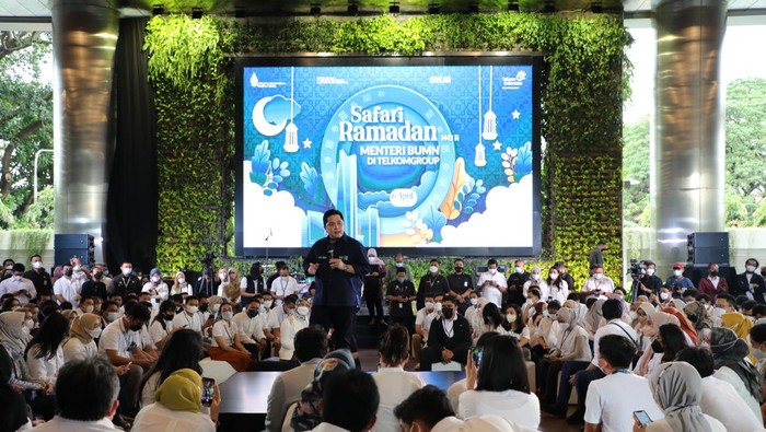 Momen Erick Thohir Jalani Safari Ramadan BUMN Sebagai bagian dari program Safari Ramadan Kementerian BUMN, Menteri BUMN Erick Thohir berkunjung dan bersilaturahmi dengan para karyawan TelkomGroup, tepatnya di Vertical Garden, The Telkom Hub Jakarta, Selasa (6/4). Kepada seluruh karyawan TelkomGroup, Menteri BUMN mengatakan bahwa kekuatan ke depan bagi kemajuan Indonesia adalah sumber daya manusia. Menteri BUMN juga memotivasi agar Telkom dan Telkomsel harus menjadi tulang punggung ekonomi digital Indonesia.