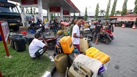 Akibat kelangkaan bahan bakar minyak (BBM) jenis solar yang terjadi di sejumlah Stasiun Pengisian Bahan bakar Umum (SPBU) setempat menyebabkan nelayan tidak melaut selama empat hari.  