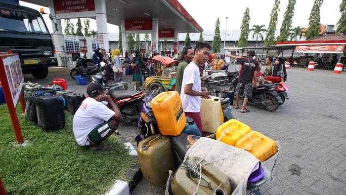 Nelayan menata jiriken untuk membeli bahan bakar minyak (BBM) jenis solar di SPBU Karangketug, Kota Pasuruan, Jawa Timur, Rabu (6/4/2022). Akibat kelangkaan bahan bakar minyak (BBM) jenis solar yang terjadi di sejumlah SPBU setempat menyebabkan nelayan tidak melaut selama empat hari. ANTARA FOTO/Umarul Faruq/rwa.