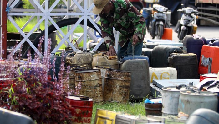 Nelayan menata jiriken untuk membeli bahan bakar minyak (BBM) jenis solar di SPBU Karangketug, Kota Pasuruan, Jawa Timur, Rabu (6/4/2022). Akibat kelangkaan bahan bakar minyak (BBM) jenis solar yang terjadi di sejumlah SPBU setempat menyebabkan nelayan tidak melaut selama empat hari. ANTARA FOTO/Umarul Faruq/rwa.