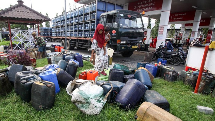 Nelayan Pasuruan Susah Dapat Solar, Antrean Jeriken Menumpuk Nelayan menata jiriken untuk membeli bahan bakar minyak (BBM) jenis solar di SPBU Karangketug, Kota Pasuruan, Jawa Timur, Rabu (6/4/2022). Akibat kelangkaan bahan bakar minyak (BBM) jenis solar yang terjadi di sejumlah SPBU setempat menyebabkan nelayan tidak melaut selama empat hari. ANTARA FOTO/Umarul Faruq/rwa.