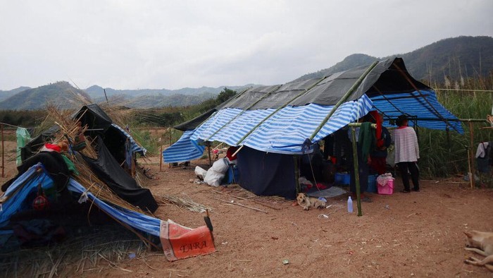 Nestapa Pengungsi Myanmar Hidup di Tengah Kesengsaraan Displaced people from Myanmar live in makeshift tents along the Thai side of the Moei River in Mae Sot, Thailand on Feb. 7, 2022. Thailand has sent thousands of people fleeing escalating violence by Myanmarβs military back home despite the risk to their lives, and despite international refugee laws that forbid the return of people to countries where their lives may be in danger. They are now living in limbo, forced to ricochet between both sides of the river dividing the two countries as the fighting in their home villages rages and briefly recedes. (AP Photo)