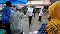 Jokowi mengecek sejumlah harga kebutuhan pokok di pasar itu. Selain itu Jokowi juga menyerahkan BLT Minyak Goreng senilai Rp 300 ribu kepada masyarakat penerima manfaat. 