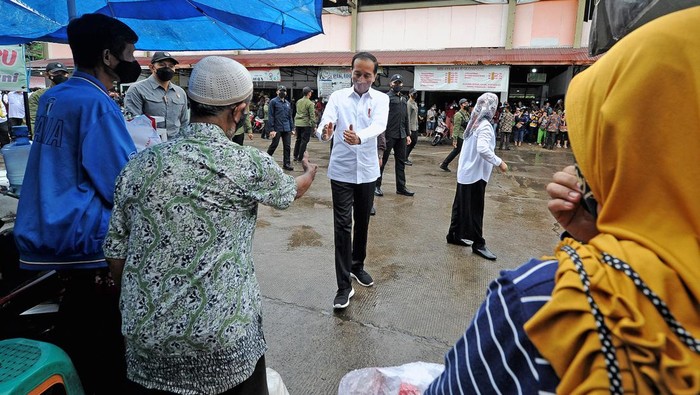 Presiden Jokowi berkunjung ke Pasar Rakyat Angso Duo Baru, Jambi. Selain menyapa pedagang, Jokowi juga menyerahkan BLT minyak goreng kepada masyarakat penerima manfaat.