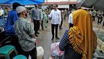 Jokowi Sapa Pedagang dan Bagi BLT di Pasar Angso Duo Jambi