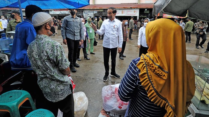Presiden Jokowi berkunjung ke Pasar Rakyat Angso Duo Baru, Jambi. Selain menyapa pedagang, Jokowi juga menyerahkan BLT minyak goreng kepada masyarakat penerima manfaat.