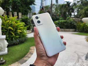 Menggenggam Oppo A96 yang Punya Desain Ikonik