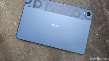 Bagian belakangnya menggunakan tampilan dua tone dengan branding Oppo dengan huruf yang besar. Foto: Adi Fida Rahman/detikINET