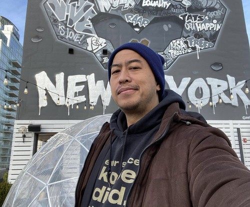 Ingat insiden di momen penghargaan Oscar 2022 beberapa waktu lalu? Momen penghargaan tahunan bagi komunitas perfilman dunia ini jadi sorotan ketika Chris Rock, salah satu pembawa acara Oscar tahun ini ditampar oleh Will Smith sesaat setelah Chris Rock melemparkan guyonan tentang kebotakan Jada Pinkett Smith, istri Will Smith. Dilansir beberapa media asing, Will Smith geram dengan guyonan tersebut karena kebotakan Jada Pinkett menurutnya bukanlah lelucon. Jada sedang berjuang melawan Alopecia, penyakit autoimun penyebab kerontokan dan kerusakan folikel rambut yang menyebabkan kebotakan.