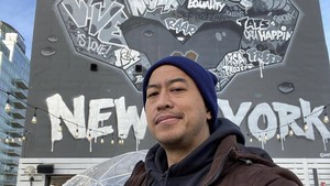 Pandji Pragiwaksono memperluas kariernya dari stand-up ke dunia film sampai kursi sutradara. Foto: dok. Noice