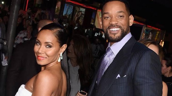 Pandji Pragiwaksono Bicara Soal Insiden Chris Rock & Will Smith Ingat insiden di momen penghargaan Oscar 2022 beberapa waktu lalu? Momen penghargaan tahunan bagi komunitas perfilman dunia ini jadi sorotan ketika Chris Rock, salah satu pembawa acara Oscar tahun ini ditampar oleh Will Smith sesaat setelah Chris Rock melemparkan guyonan tentang kebotakan Jada Pinkett Smith, istri Will Smith. Dilansir beberapa media asing, Will Smith geram dengan guyonan tersebut karena kebotakan Jada Pinkett menurutnya bukanlah lelucon. Jada sedang berjuang melawan Alopecia, penyakit autoimun penyebab kerontokan dan kerusakan folikel rambut yang menyebabkan kebotakan.