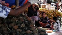 Menurut pedagang penjualan buah segar mengalami peningkatan saat Ramadan.  