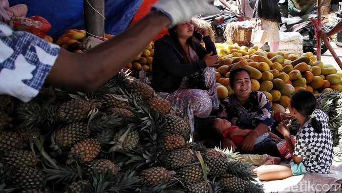 Para Penjual Buah Berlomba Mencari Rezeki di Bulan Ramadan Sejumlah pedagang buah beraktivitas di kawasan Pasar Induk Kramat Jati, Jakarta Timur, Rabu (6/4/2021).