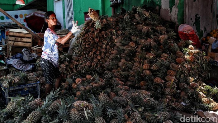 Sejumlah pedagang buah beraktivitas di kawasan Pasar Induk Kramat Jati, Jakarta Timur, Rabu (6/4/2021).