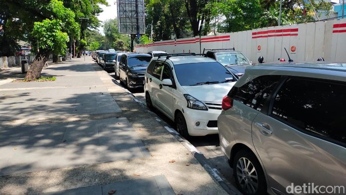 Parkir liar menggunakan bahu jalan di area samping kantor Balai Kota Makassar.