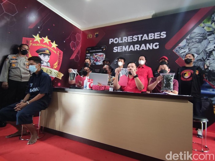 Pecatan TNI yang ditangkap setelah mencuri ponsel