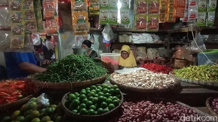 Pedagang bahan pangan di Pasar Bitingan, Kudus, Kamis (7/4/2022).