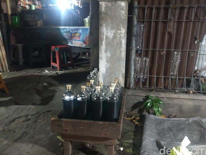 Pedagang bensin eceran Surabaya setelah kebijakan pertamina melarang SPBU melayani pembelian pertalite dengan jeriken.
