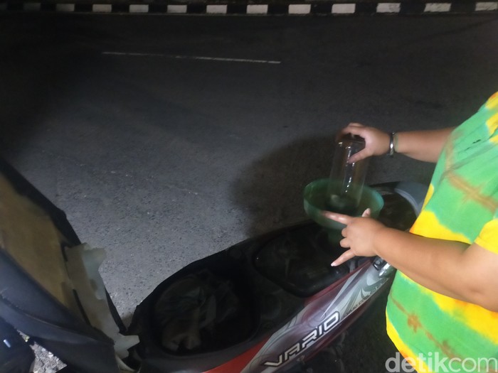 Pedagang bensin eceran Surabaya setelah kebijakan pertamina melarang SPBU melayani pembelian pertalite dengan jeriken.